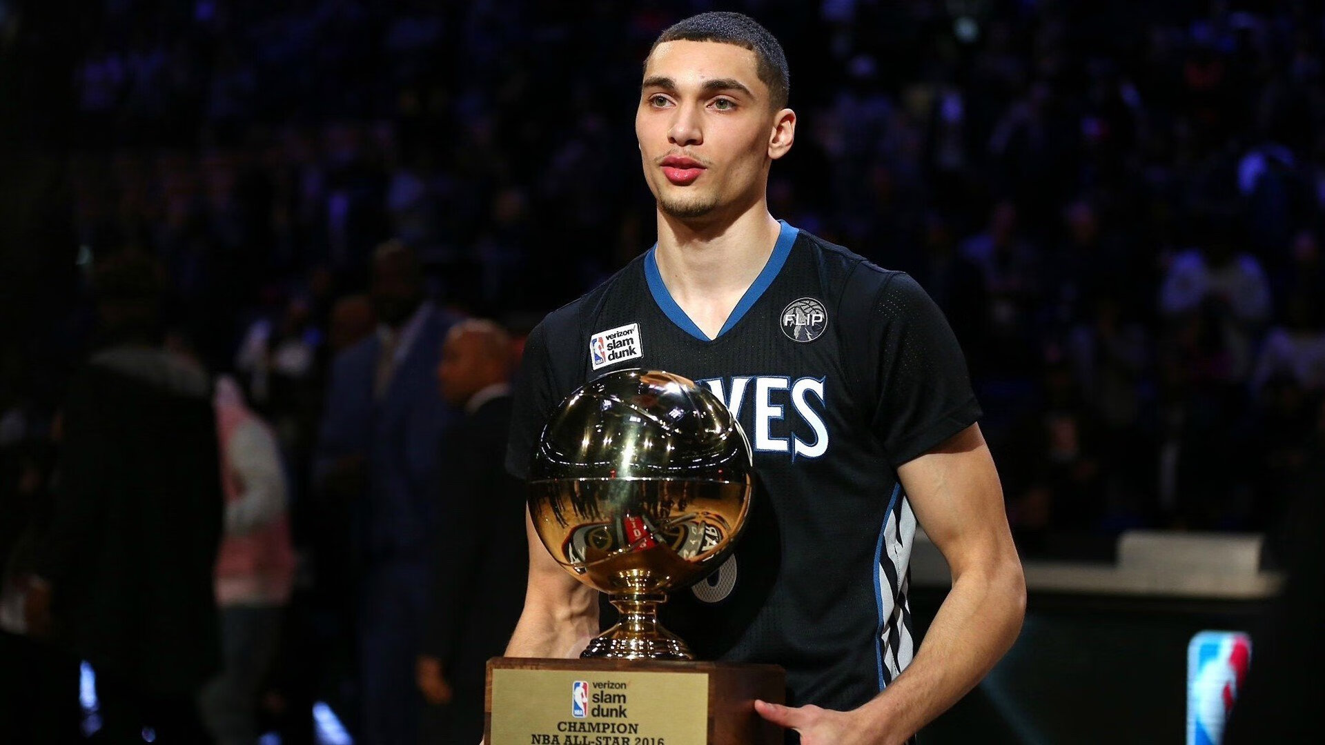 《电竞赛事现场:激烈对抗引爆全场》,电竞比赛场景